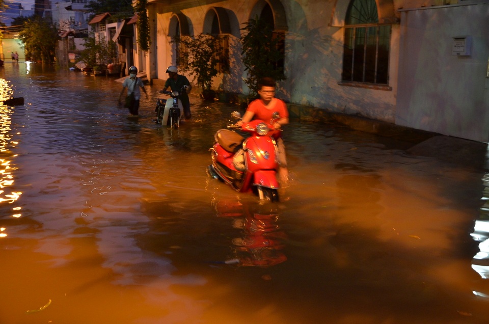 Người dân đẩy bộ xe chết máy trên đường