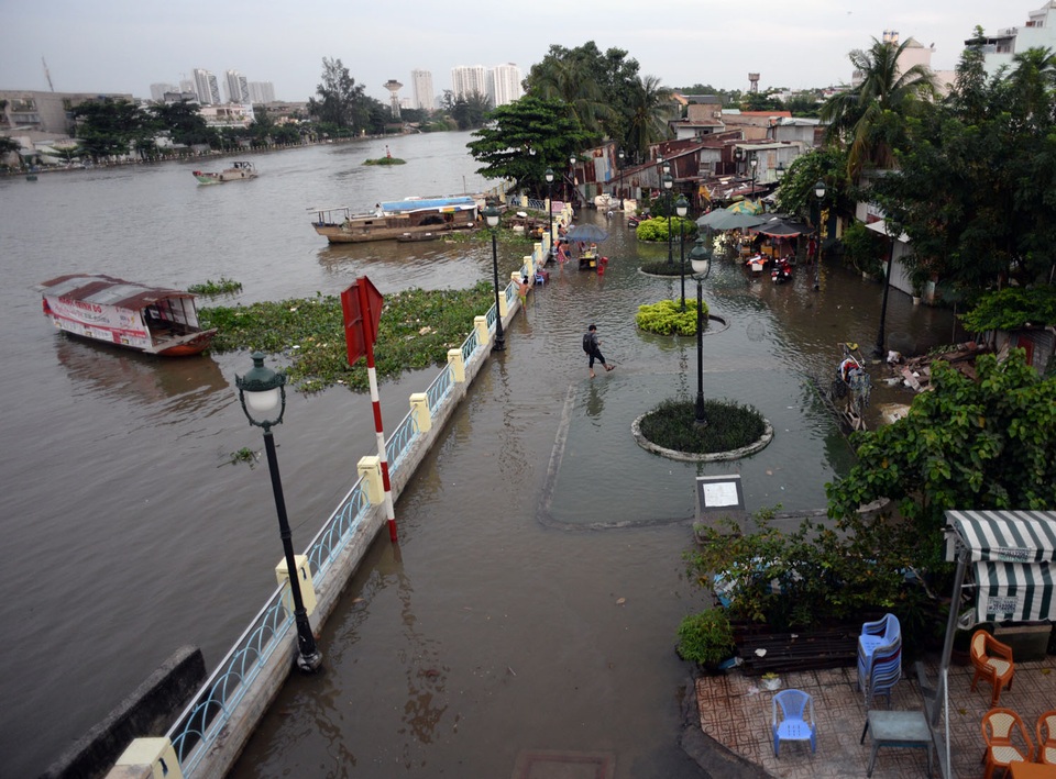 Triều cường tràn bờ gây ngập nhiều khu vực ở TPHCM - 2 Triều cường tràn bờ gây ngập nhiều khu vực ở TPHCM