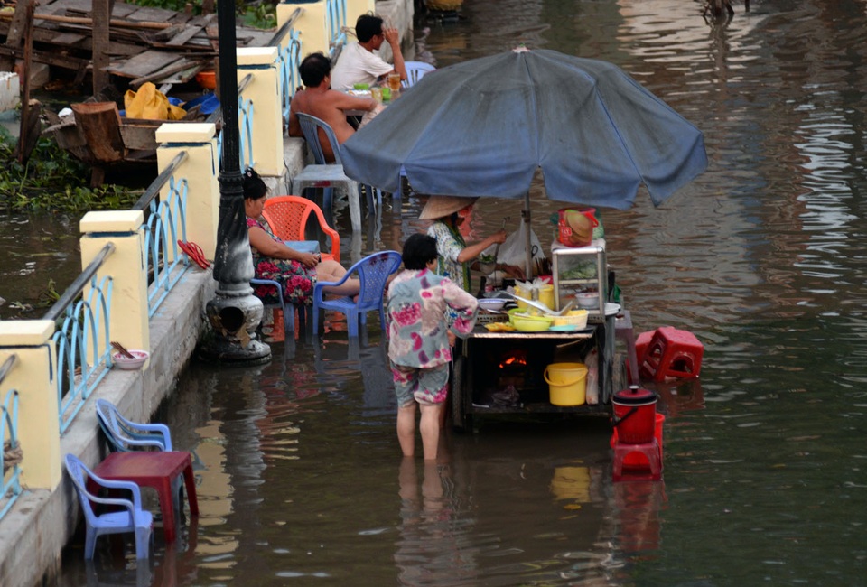 Triều cường tràn bờ gây ngập nhiều khu vực ở TPHCM - 9 nvq-7579-1479217144535