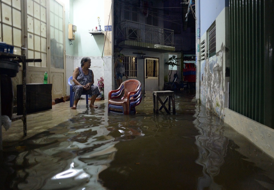 Triều cường tràn bờ gây ngập nhiều khu vực ở TPHCM - 10 Cuộc sống người dân bị xáo trộn do triều cường