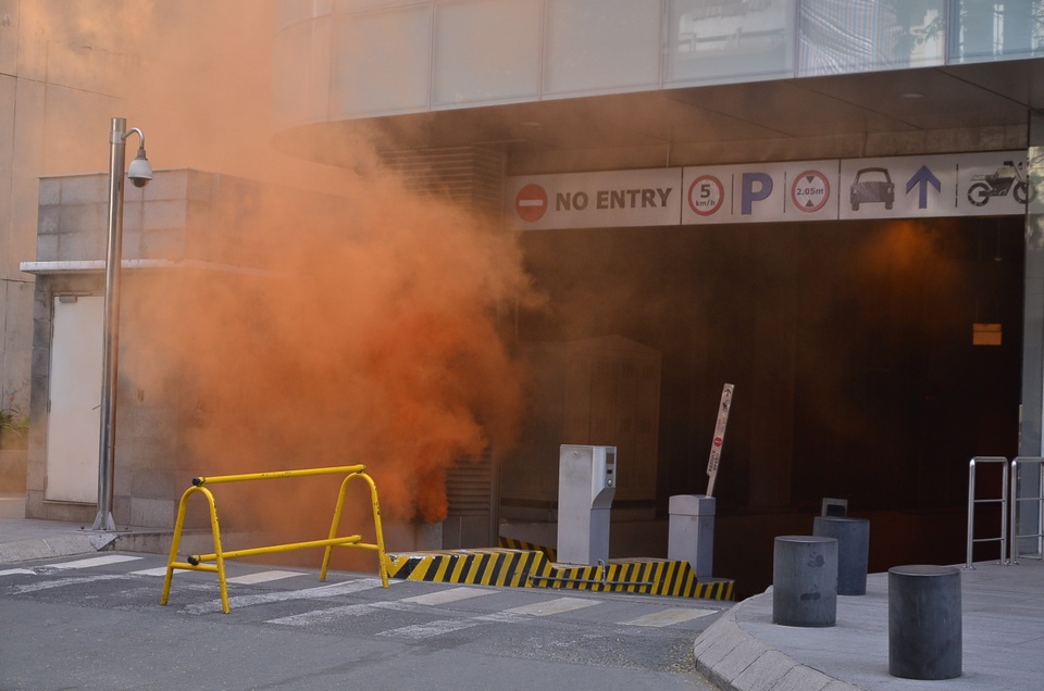 Khối bốc lên ở tầng hầm tòa nhà Bitexco Financial Tower sau tai nạn giữa 2 xe 7 chỗ trong hầm