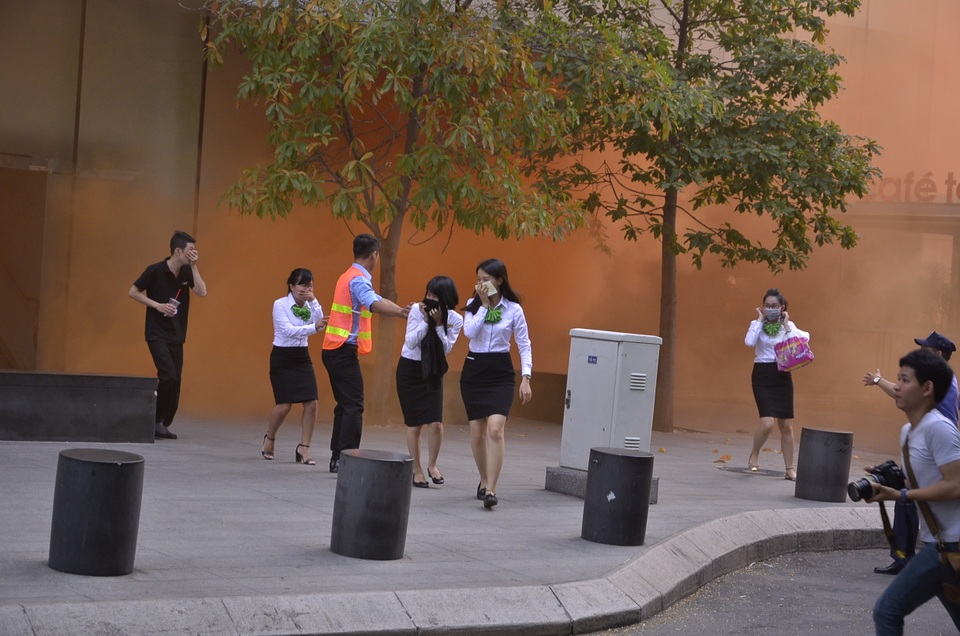 Lực lượng bảo vệ của tòa nhà sơ tán người dân ra ngoài