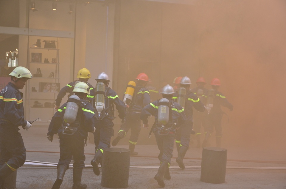 Lực lượng cứu hộ tiếp cận trong tòa nhà để cứu người