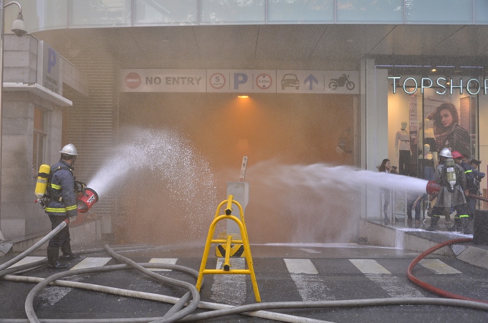 Cảnh sát phun nước vào bên trong hầm B1 nơi xuất phát cháy