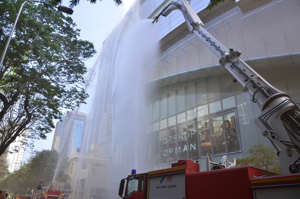 
Phun nước làm mát bên ngoài tòa nhà.
