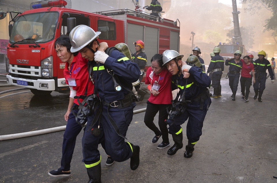 Và đưa người bị thương ra ngoài