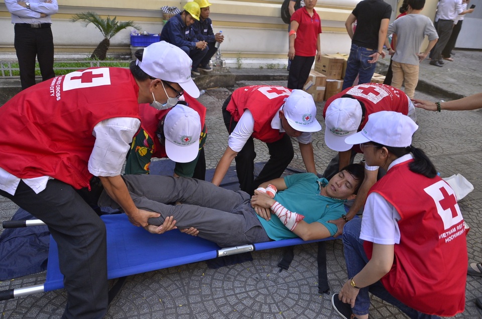 Lực lượng y tế sơ cứu cho người bị thương tại chỗ