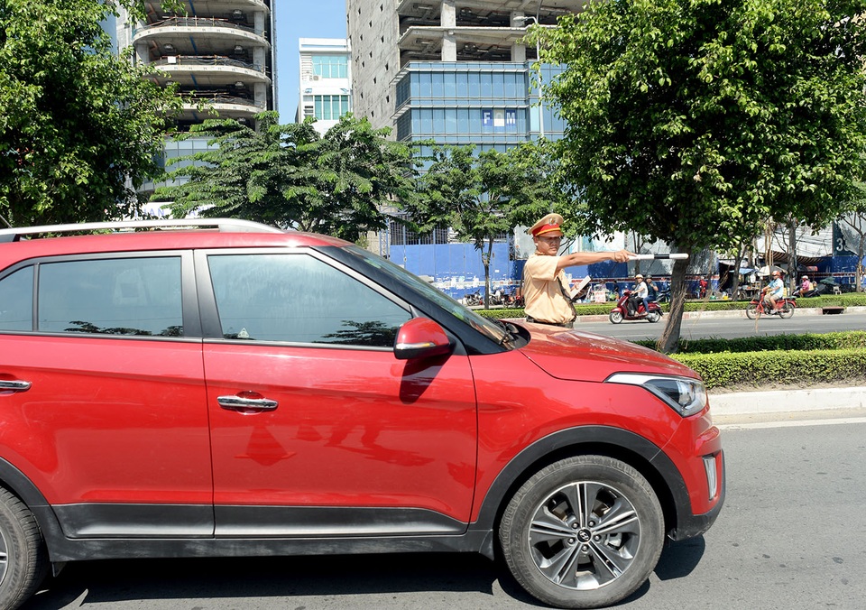 CSGT xử lý vi phạm qua hình ảnh như thế nào? - 3 Ra hiệu lệnh dừng phương tiện để kiểm tra