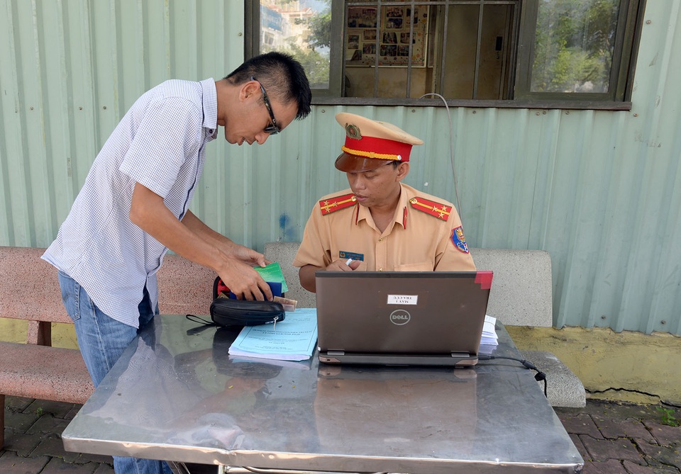 CSGT xử lý vi phạm qua hình ảnh như thế nào? - 5 Cho tài xế xem lại hình ảnh vi phạm trước đó