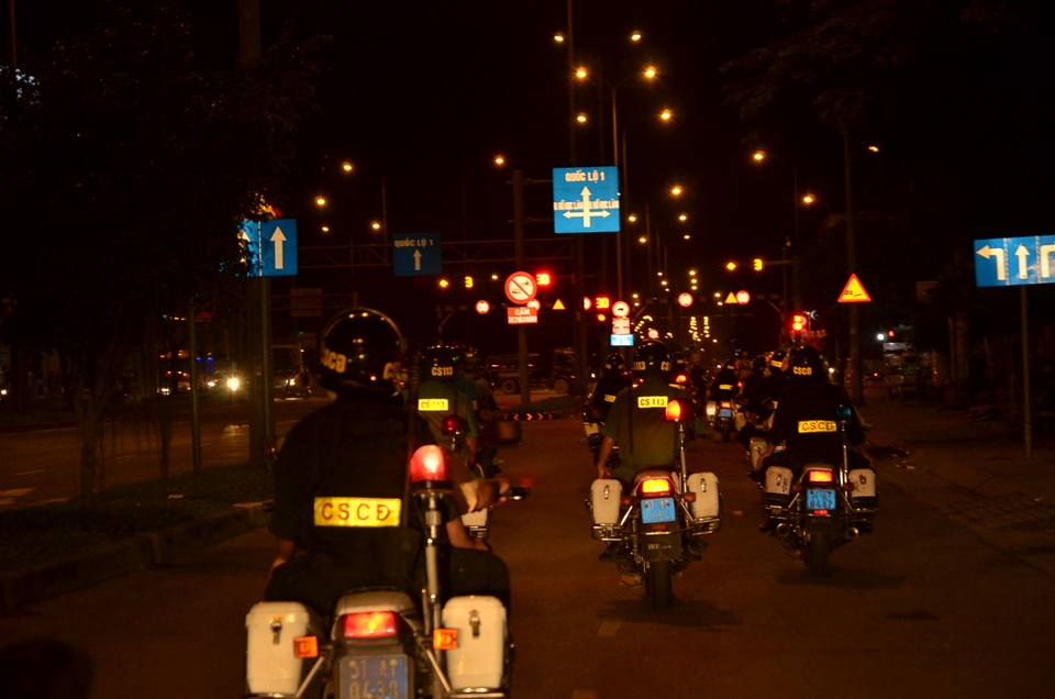 Các tổ công tác thực hiện nhiệm vụ tuần tra khép kín 24/24 trên các tuyến đường vừa công khai kết hợp hóa trang