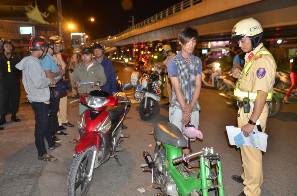 Một trường hợp chạy xe thay đổi kết cấu và có hành vi lạng lách đánh võng bị CSGT dừng xe kiểm tra