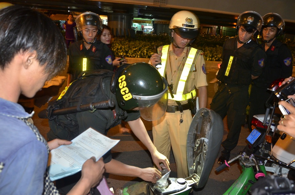 Ngoài việc kiểm tra hành chính, lực lượng Cảnh sát cơ động và Cảnh sát 113 sẽ kiểm tra cốp xe để phòng ngừa tội phạm