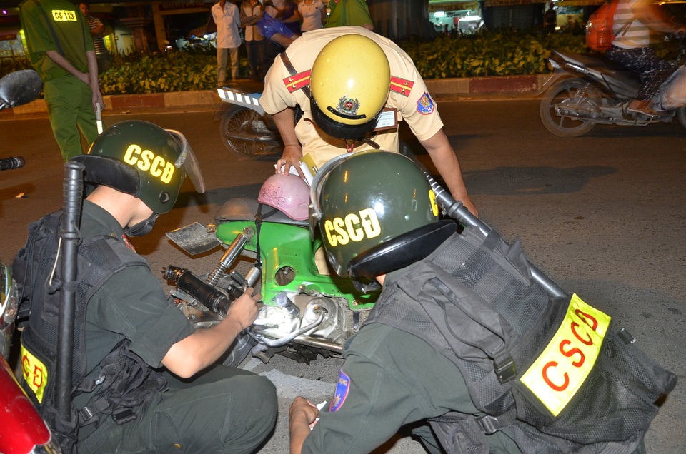 Lực lượng chức năng kiểm tra số khung và số máy xe