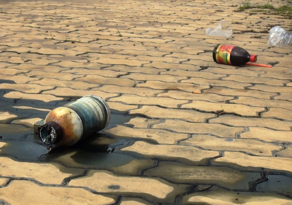 Người đàn ông quằn quại giữa đường cạnh 2 chai thuốc độc - 1 Hai chai thuốc trừ sâu tại hiện trường