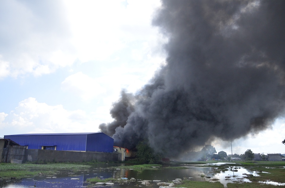 Khói bốc lên nghi ngút từ nhà xưởng