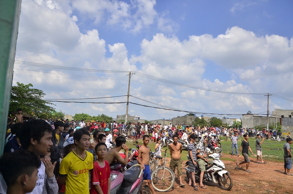 
Hàng trăm người dân tập trung theo dõi vụ cháy.
