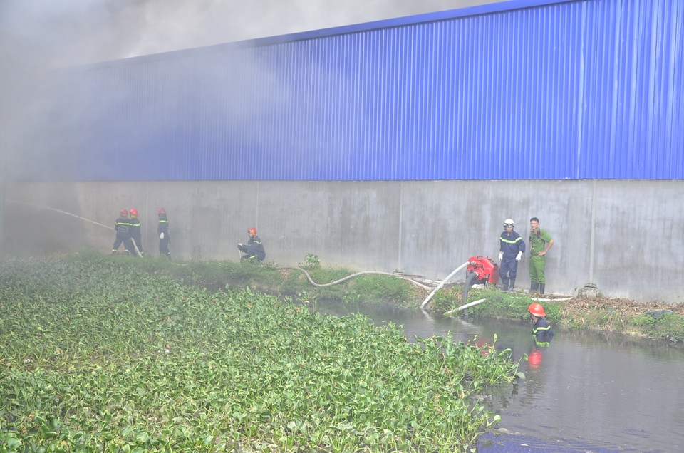 Cảnh sát chữa cháy tiếp cận nhiều hướng