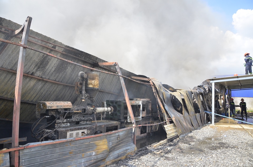 Một góc nhà xưởng đổ sập