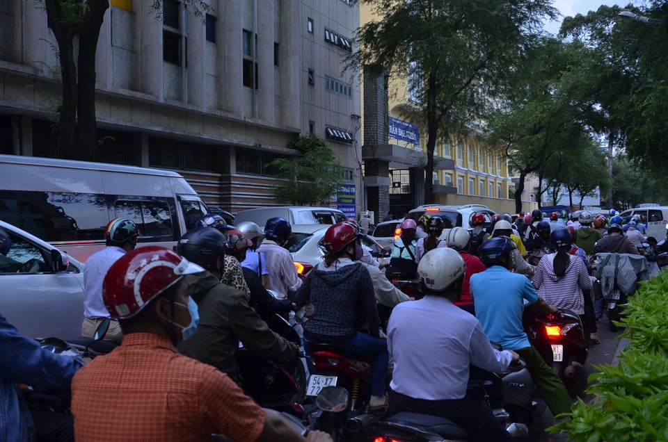 Đường Lý Tự Trọng bên ngoài Vincom Center B kẹt cứng