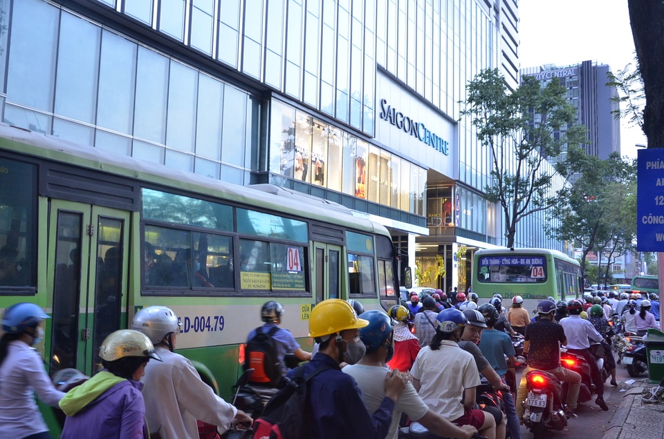 Bên ngoài các trung tâm mua sắm luôn xảy ra tình trạng tắc giao thông