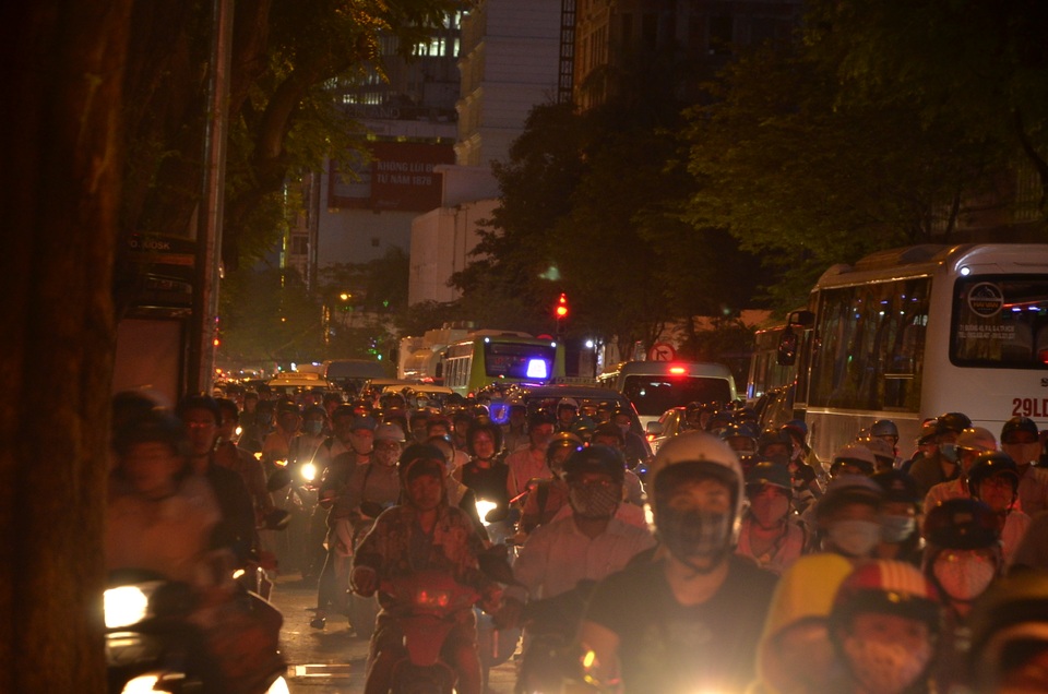 Nhiều tuyến đường bên ngoài các trung tâm thương mại xảy ra kẹt xe kéo dài đến tối