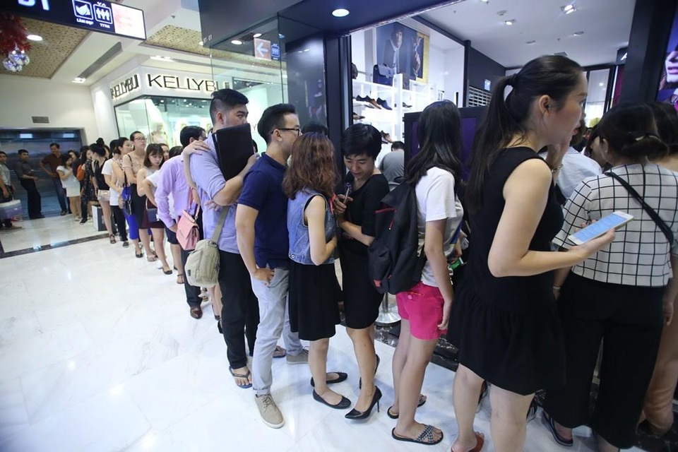 TPHCM: Dân đổ xô mua đồ giảm giá ngày Black Friday, giao thông tắc nghẽn - 2 unnamed-15-1480076929094