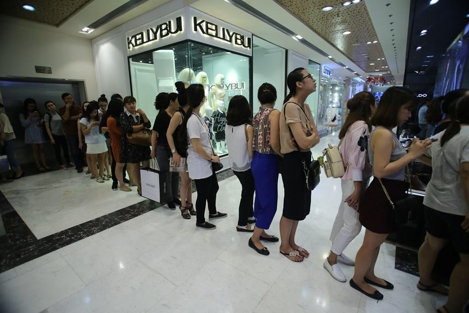 TPHCM: Dân đổ xô mua đồ giảm giá ngày Black Friday, giao thông tắc nghẽn - 3 unnamed-16-1480076929110
