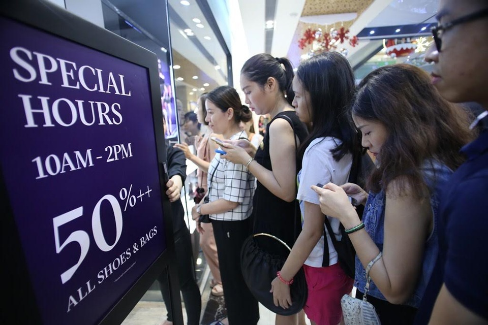 TPHCM: Dân đổ xô mua đồ giảm giá ngày Black Friday, giao thông tắc nghẽn - 1 Người dân xếp hàng vào “săn” hàng giảm giá nhân ngày Black Friday