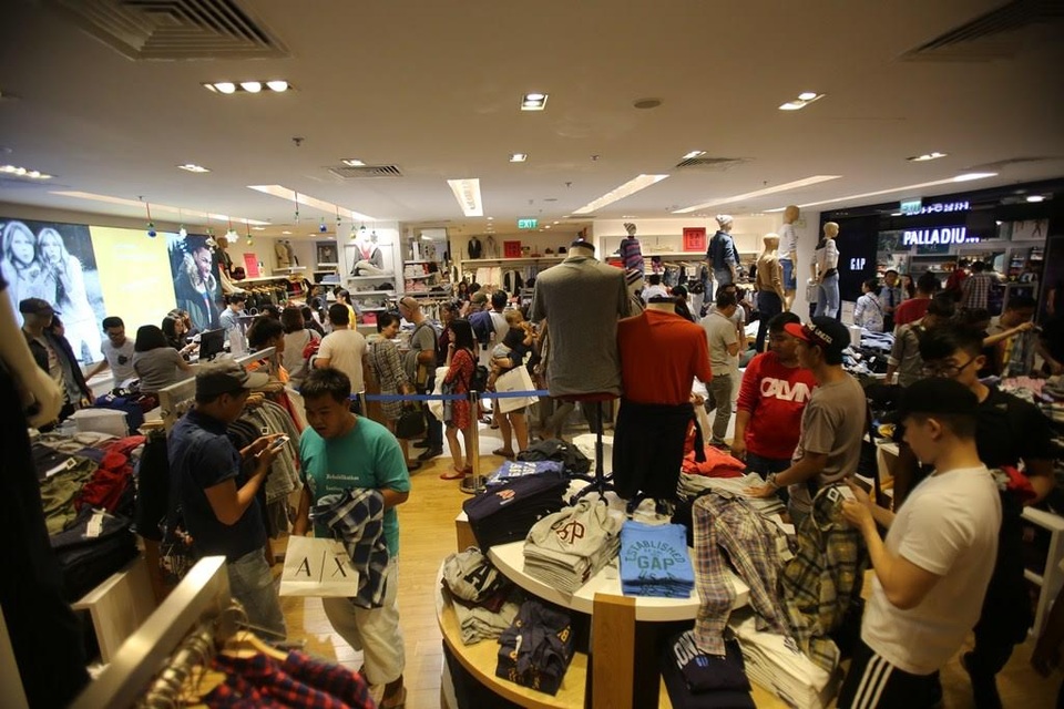 TPHCM: Dân đổ xô mua đồ giảm giá ngày Black Friday, giao thông tắc nghẽn - 8
Người dân chọn lựa bên trong một gian hàng