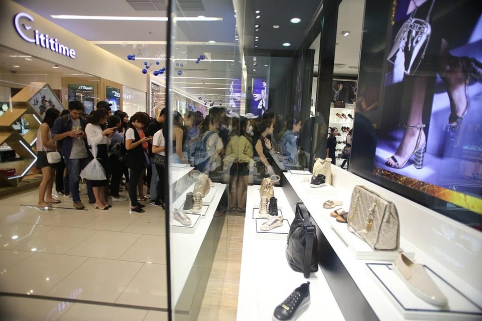 TPHCM: Dân đổ xô mua đồ giảm giá ngày Black Friday, giao thông tắc nghẽn - 6 Xếp hàng tràn cả ra bên ngoài