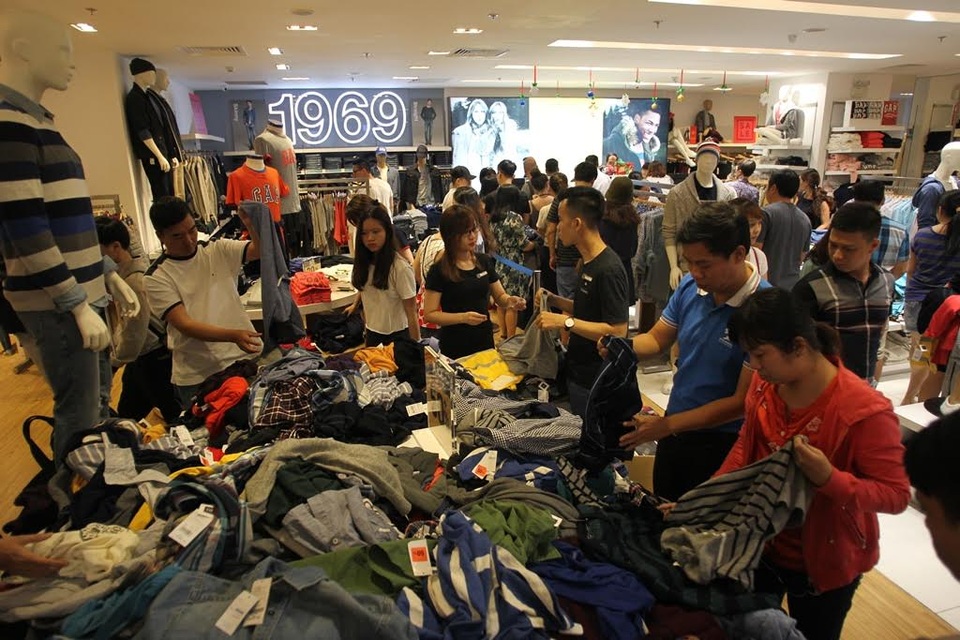 TPHCM: Dân đổ xô mua đồ giảm giá ngày Black Friday, giao thông tắc nghẽn - 7 unnamed-31-1480076929184