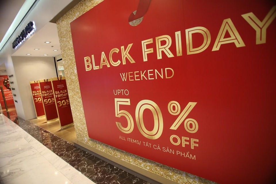 TPHCM: Dân đổ xô mua đồ giảm giá ngày Black Friday, giao thông tắc nghẽn - 5 Các gian hàng đồng loạt thông báo giảm giá 30-50% cho tất cả các sản phẩm