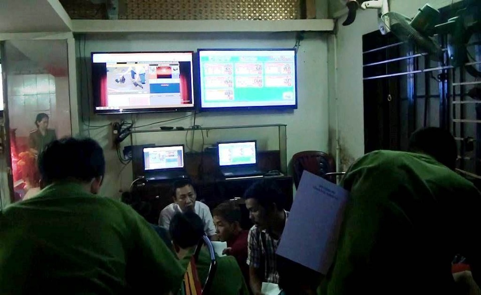 Ổ bạc trong chung cư bị công an đột kích