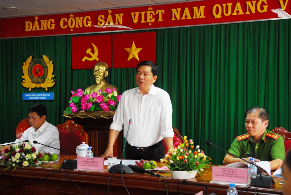 Bí thư Đinh La Thăng gợi ý TPHCM thuê trực thăng để chữa cháy - 1 Bí thư Đinh La Thăng thăm và làm việc với Cảnh sát PCCC TPHCM