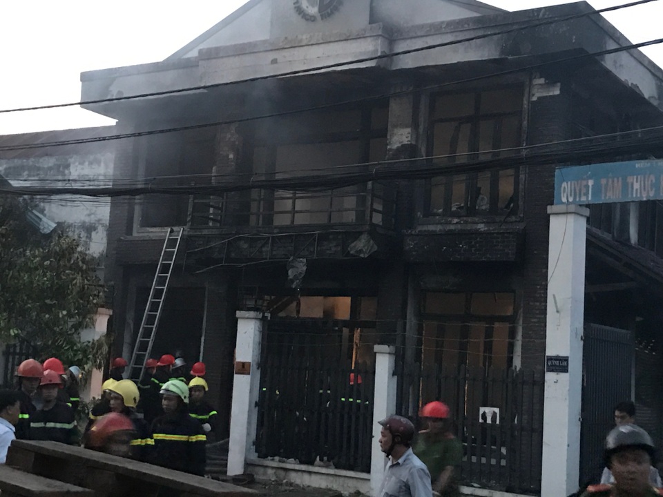 Lính cứu hỏa vẫn đang phun nước dập lửa