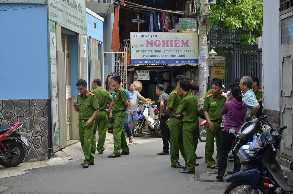 Công an phong tỏa hiện trường để khám nghiệm