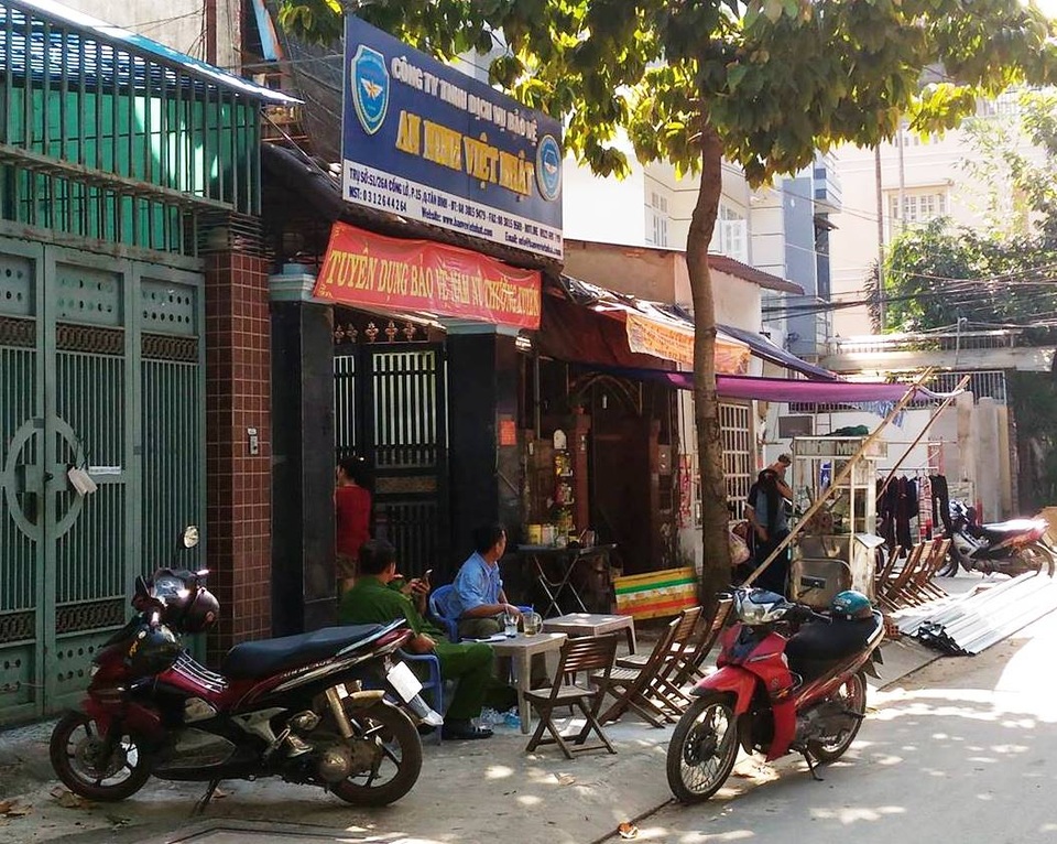 Nghi án giám đốc công ty bảo vệ dí súng vào đầu 1 phụ nữ ở Sài Gòn - 3 Công an có mặt tại trụ sở công ty TNHH dịch vụ bảo vệ An ninh Việt Nhật để làm rõ vụ việc