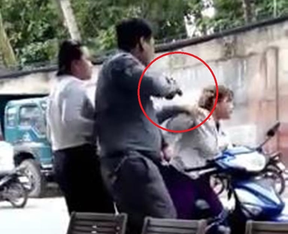 Bắt giám đốc công ty bảo vệ bị cáo buộc nổ súng thị uy phụ nữ - 1 Ông Phương có hành động dí súng vào đầu bà Thúy đe dọa