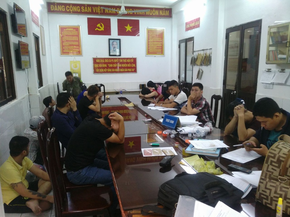 20 người phê ma túy trong khách sạn chống đối cảnh sát khi bị kiểm tra - 1 Các dân chơi bị đưa về trụ sở để làm việc