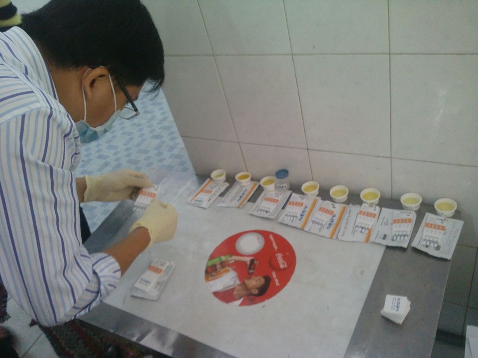 20 người phê ma túy trong khách sạn chống đối cảnh sát khi bị kiểm tra - 3 Lực lượng chức năng kiểm tra nước tiểu để xác định dân chơi có sử dụng ma túy hay không