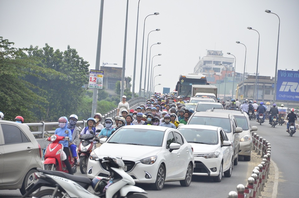 Ảnh hưởng của vụ tai nạn khiến giao thông qua khu vực bị ùn xe kéo dài