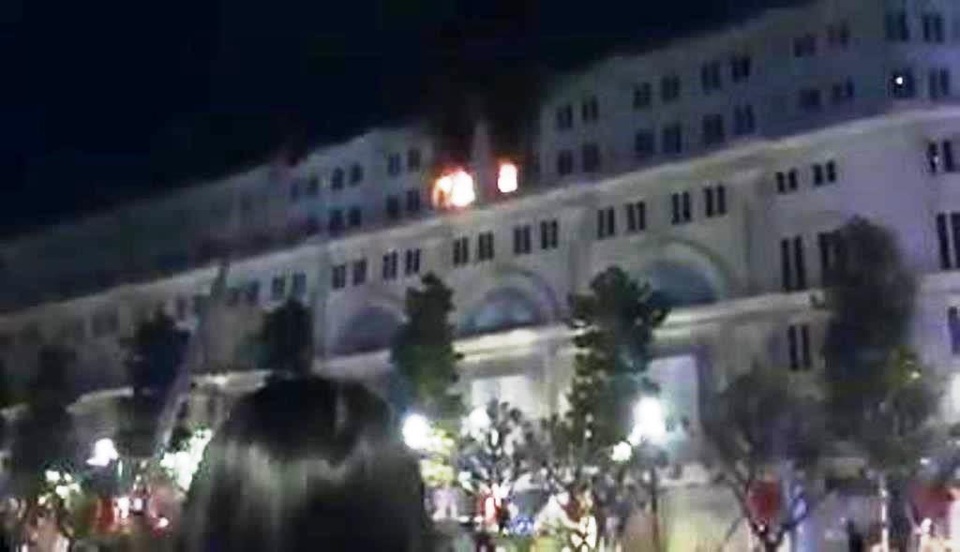 Cháy tại tòa nhà 7 tầng trên phố đi bộ Nguyễn Huệ - 1 Hiện trường vụ cháy