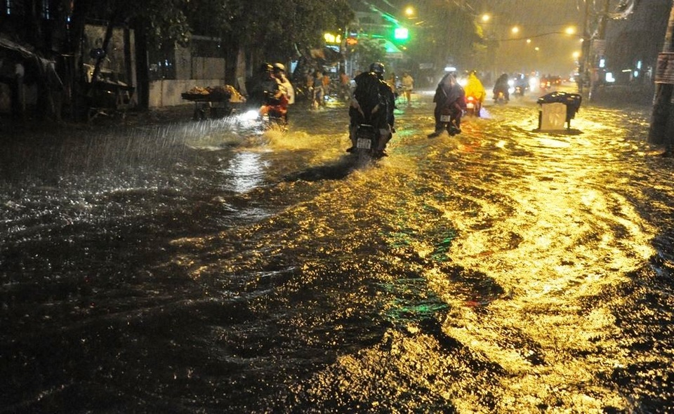 Bước vào mùa khô, Sài Gòn vẫn mưa ngập diện rộng - 2 Cơn mưa lớn bất thường diễn ra trên diện rộng ở TPHCM