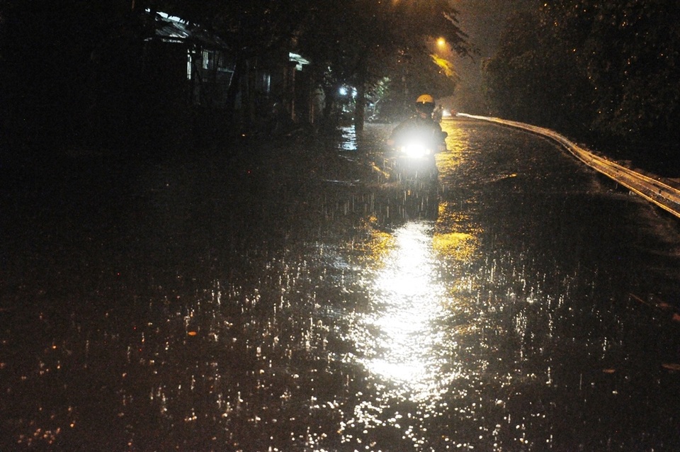 Mưa lớn trái mùa khiến nhiều tuyến đường ở TPHCM bị ngập nặng