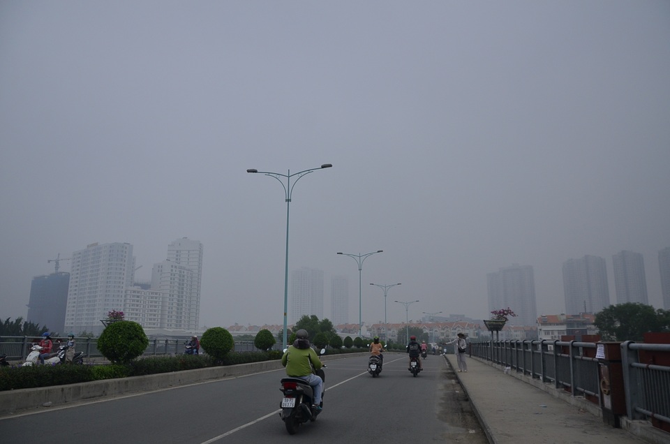 Nhiều khu vực ở TPHCM bị bao phủ bởi lớp sương mù trắng đục