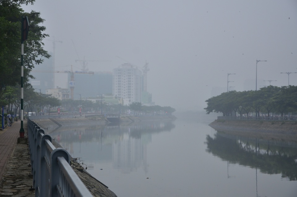 Kênh Tàu Hủ - Bến Nghé mờ ảo trong lớp sương bao phủ
