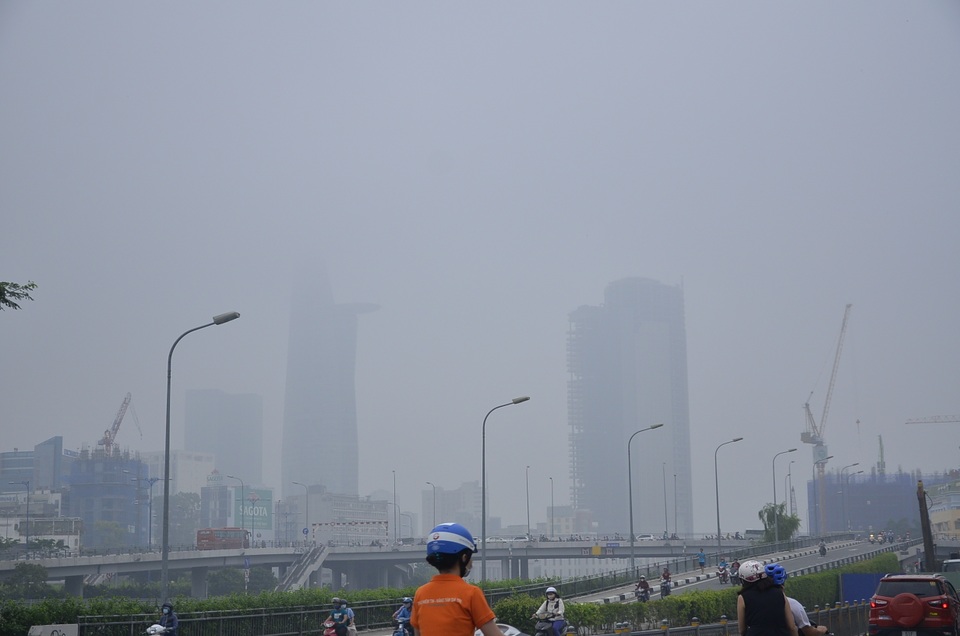 Đứng trên cầu Calmette nhưng vẫn không thấy rõ tòa nhà Bitexco gần đó