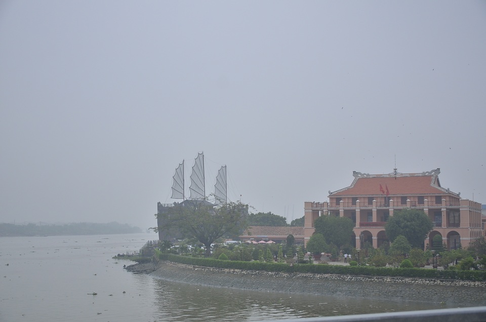 Cầu Phú Mỹ biến mất hoàn toàn phía sau Bến Nhà Rồng