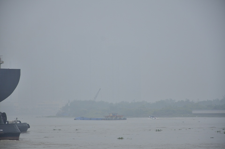 Phương tiện lưu thông trên sông Sài Gòn sáng nay