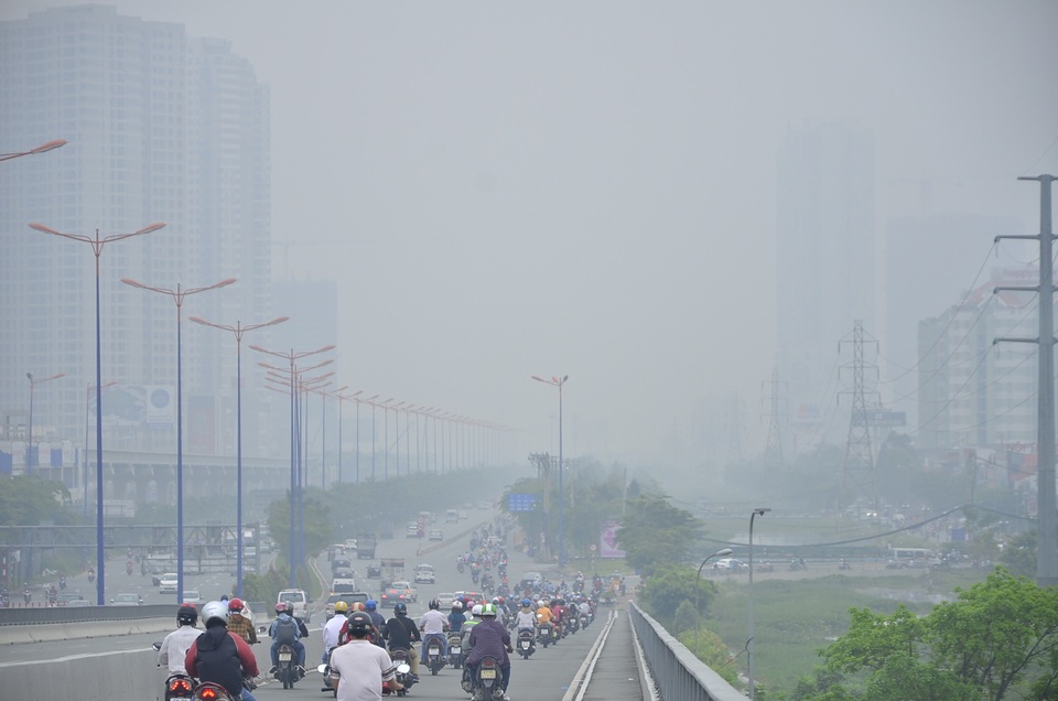 Các phương tiện lưu thông trên cầu Sài Gòn hướng ra Xa lộ Hà Nội